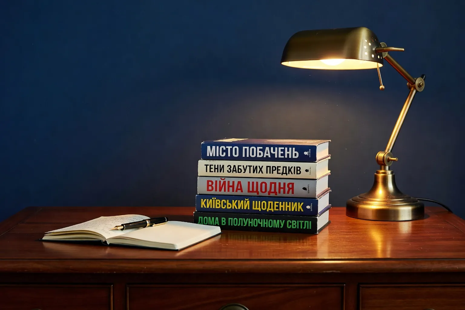 Pile de romans ukrainiens contemporains avec stylo plume sur un bureau d'ecrivain