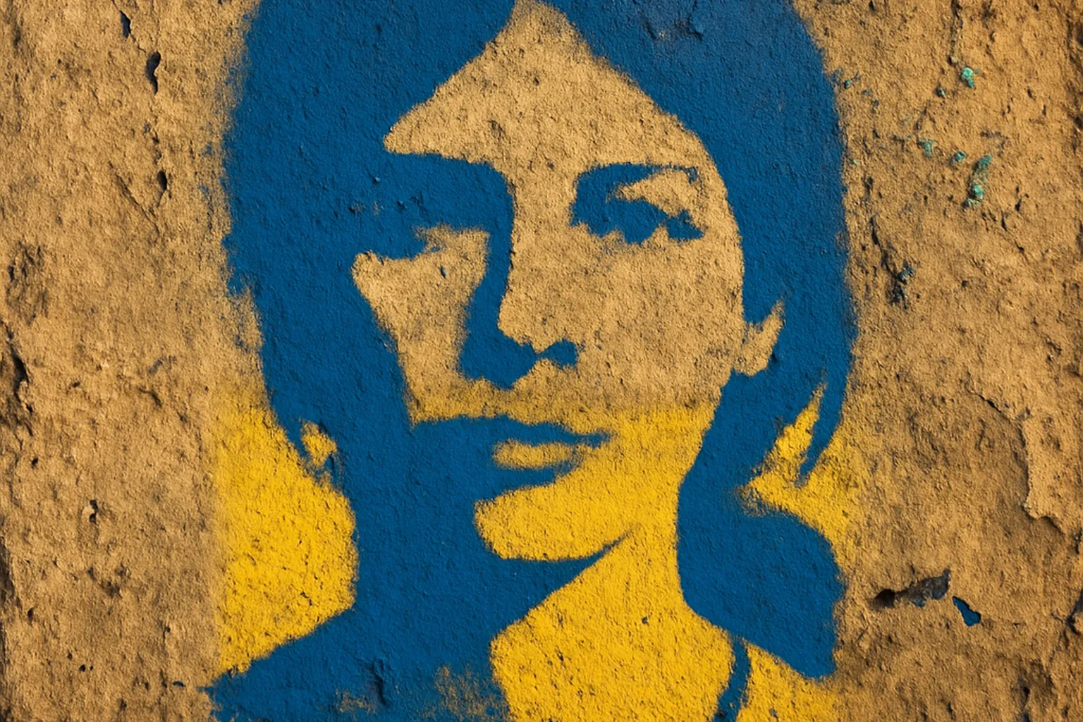 Pochoir de street art en gros plan sur mur de beton de Kharkiv