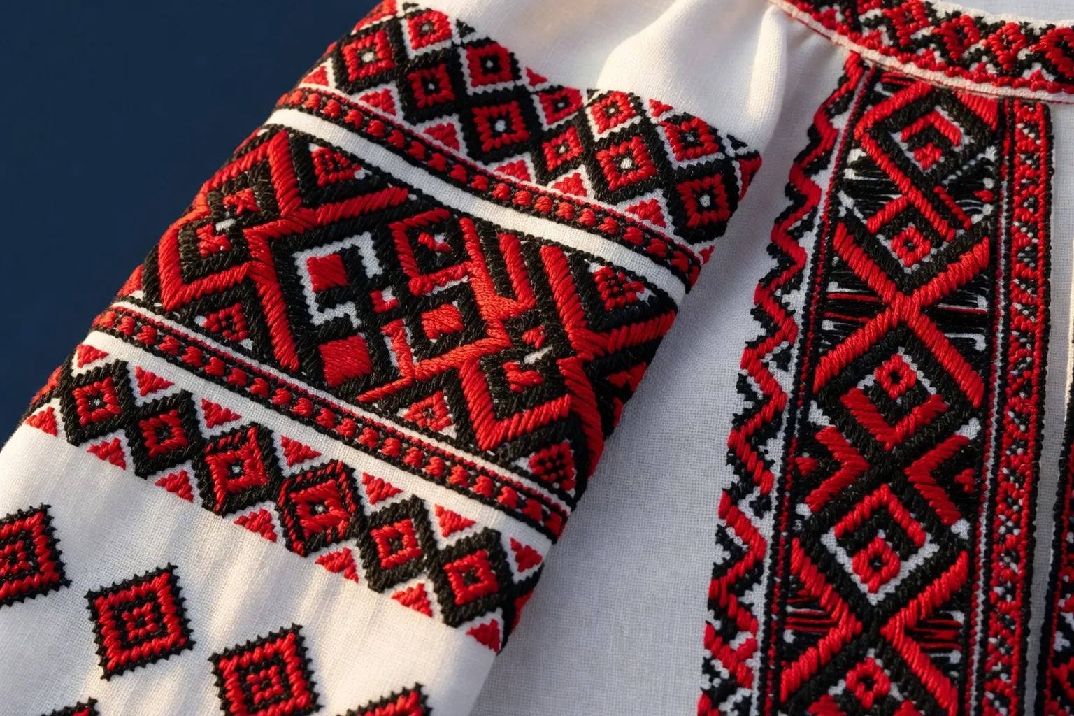 Broderie de chemise vyshyvanka en lin blanc avec motifs des Carpates