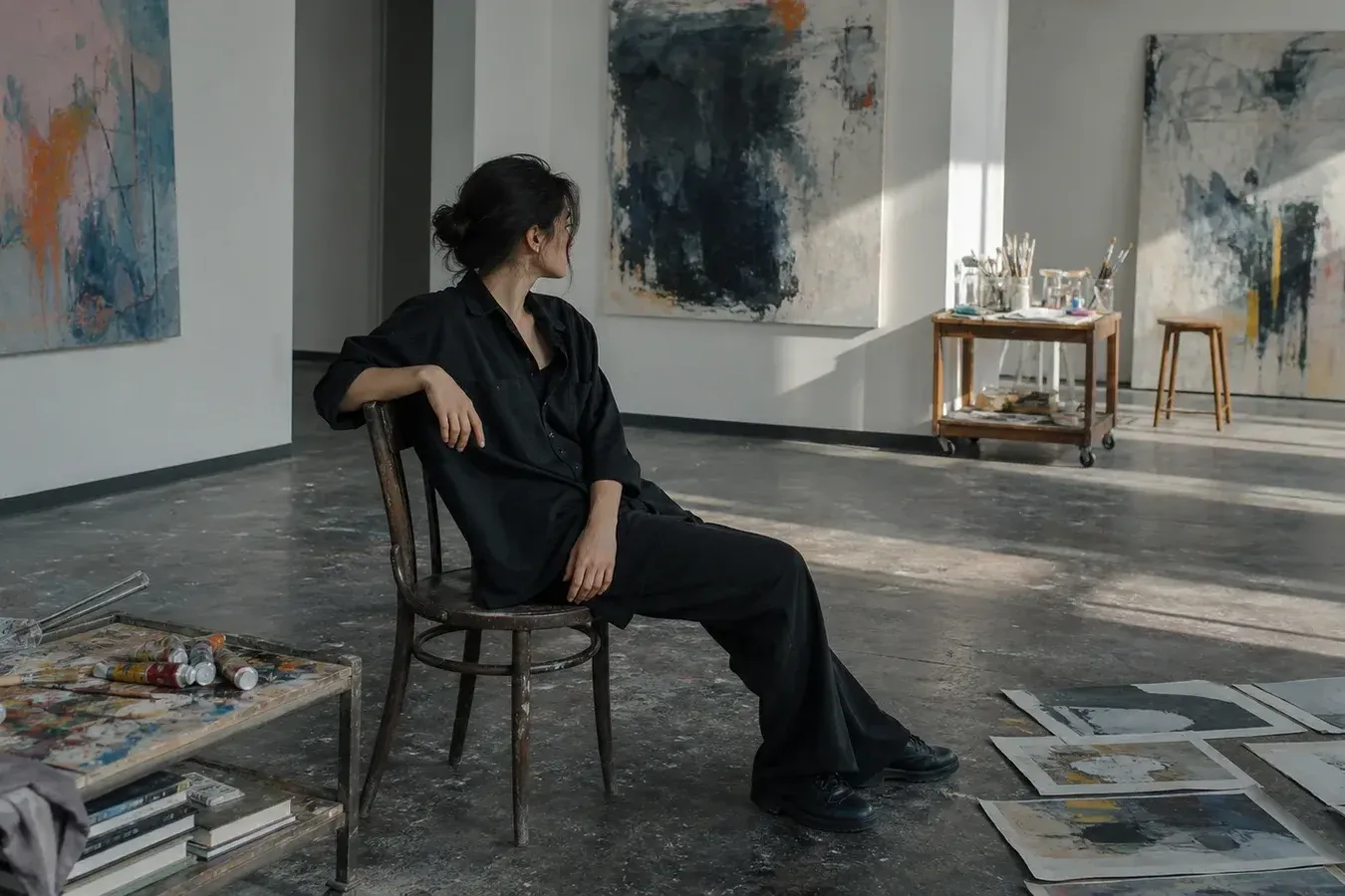Atelier de peintre ukrainien contemporain, toiles et lumière chaude